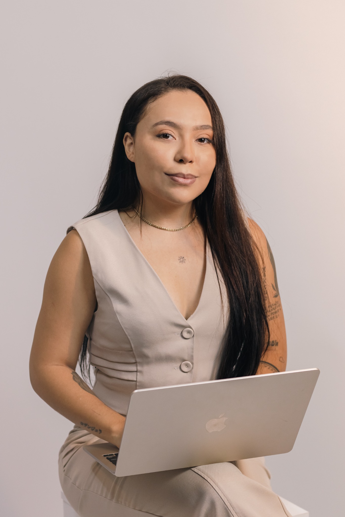 Ingrid Joslim em retrato profissional com notebook